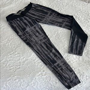 Under Armour Black and Silver Leggings
Sz LARGE
EXCELLENT CONDITION LIKE NEW
